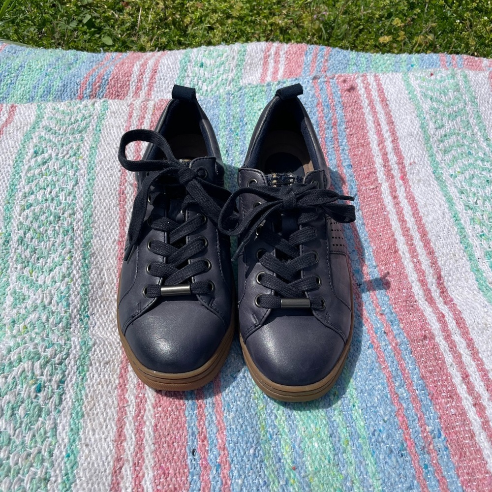 Earth Relief Pod Zag Navy Blue Leather Low Top Women’s Sneakers